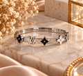 Bracelet Rigide Argenté à Motifs Fleuris ✨