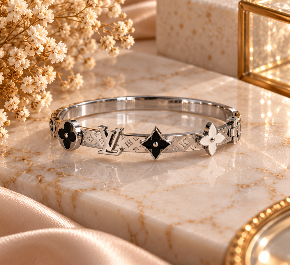 Bracelet Rigide Argenté à Motifs Fleuris ✨