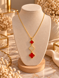 Collier Doré à Double Pendentif Trèfles Rouge & Cristal ✨