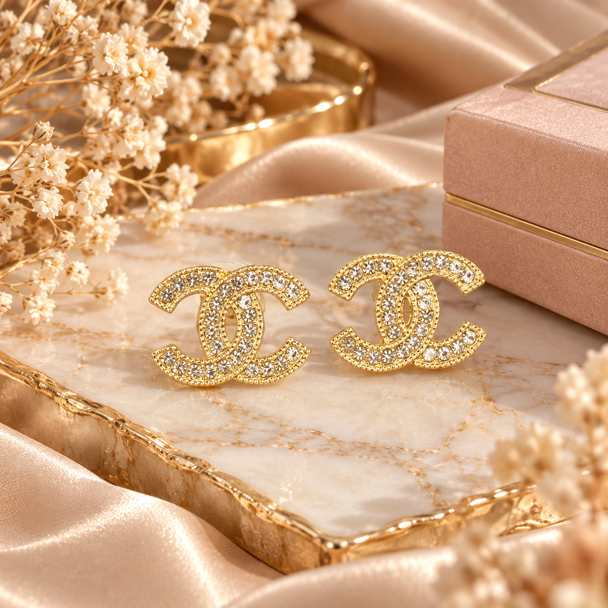 Boucles d’Oreilles Dorées Entrelacées à Cristaux ✨