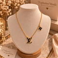 Collier doré motif LV & fleur noire – Élégant & tendance✨